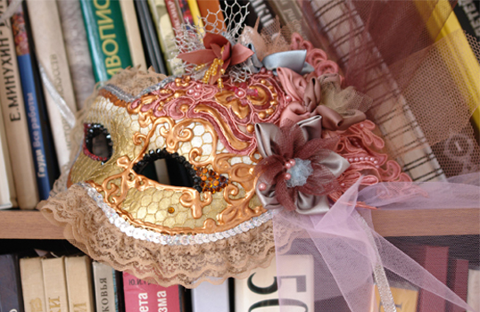Женская венецианская карнавальная маска: сувенир 