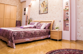 Интерьер спальни в розовых тонах